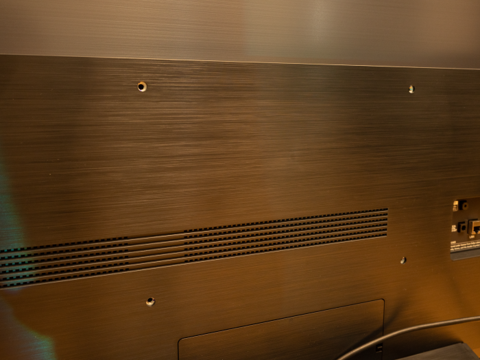 Vesa-Halterung an der R&uuml;ckseite (Bild: Oliver Nickel/Golem.de)